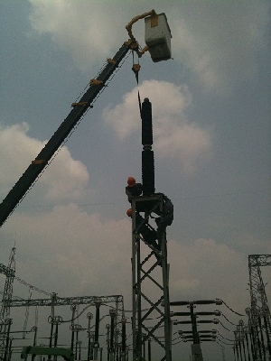 Lắp sứ đỡ TBA 500kV Tân Định